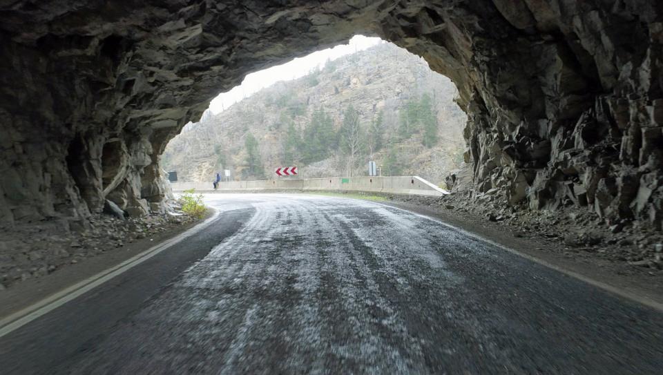 <p>Bunun üzerine o dönem için bir at arabasının geçeceği büyüklükteki  tünelin hizmete girdiğini kaydeden Sarıfakıoğulları, "O dönemki şartlarda,  mahalli imkanlarla, tellalların çağrılarıyla toplanan işçilerimizin,  köylülerimizin gayretleriyle inşa edilmiş ve daha sonra rehabilitasyona tabi  tutulmuş bir tünel." diye konuştu.</p>
