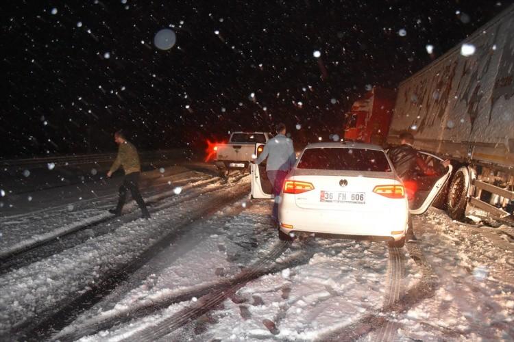 <p>Karayolları ekipleri Hanlar Geçidi’nde karla mücadele çalışmaları yürütürken, trafik ekipleri de sürücüleri uyardı.</p>
