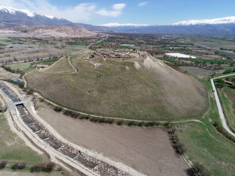 <p>Doğu Roma İmparatorluğu'nun önemli merkezlerinden olan, Anadolu arkeolojisi açısından büyük önem arz eden Urartu dönemine ait Erzincan'ın Üzümlü ilçesindeki tarihi Altıntepe Kalesi, kentteki en eski tarihi yapılardan biri. </p>

<p> </p>

<p> </p>

