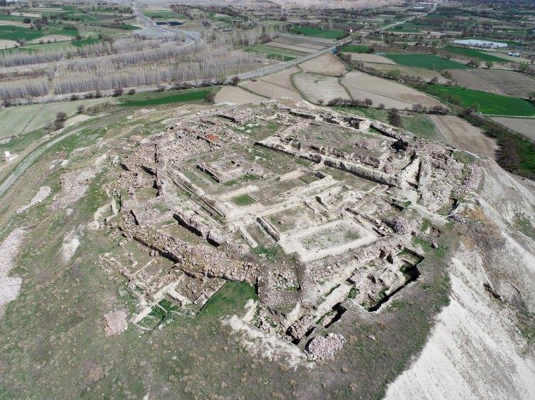 <p>Kazılarda özellikle milattan önce 850-590 yıllarına ait yüzlerce tarihi eser bulunan kale ve çevresindeki kalıntıların turizme kazandırılması planlanıyor.</p>