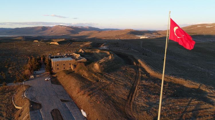 <p>Binlerce yıllık geçmişiyle çok sayıda medeniyete ev sahipliği yapan, son yıllarda yerli-yabancı turist akınına uğrayan Doğu Anadolu Bölgesi, doğal güzellikleri ve tarihi mekanları ile ülkenin parlayan turistik bölgelerinden biri olarak adından söz ettiriyor.</p>
