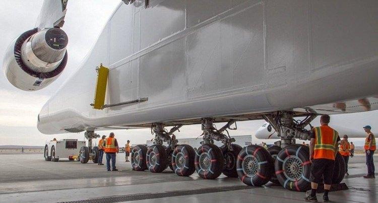 <p>226 ton ağırlığındaki dev uçak, 250 ton yük taşıma kapasitesine sahip.</p>
