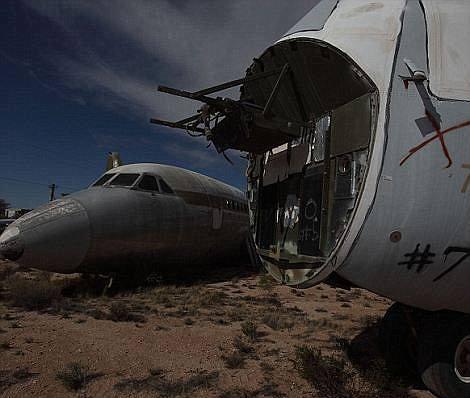 <p>Bu üs dünyanın tek değil ama en büyük uçak mezarlığı. Arizona’nın nem oranı düşük, sıcak, kuru havası uçakların daha uzun süre paslanmadan ve aşınmadan korunmasını sağlıyor.</p>
<p> </p>