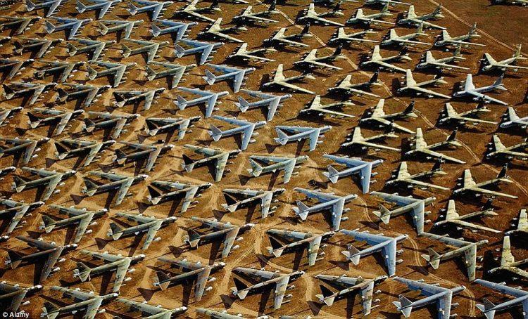 <p>Mezarlıkta nükleer silah taşıma kapasiteli bazı B-52 bombardıman uçaklarına da rastlanıyor.</p>
<p> </p>