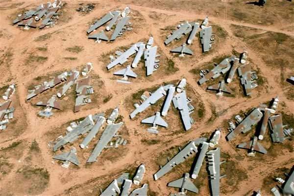 <p>Sovyetler Birliği ile nükleer silahların sınırlandırılması amaçlı yapılan stratejik anlaşmalar gereği, B-52’lerin kanatları sökülmüş halde, Sovyet uydularının istediğinde bunu teyit etmesini sağlayacak şekilde tutuluyordu.</p>
<p> </p>