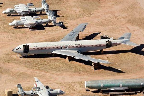 <p>Merkezde, THY tarafından 1985 yılında hurdaya ayrılan Boeing 707-321B tipi “Başak” adlı uçak kaderini bekliyor.49 yıllık Başak adlı uçağa temizleme aracı çarpmış ve arka kapı hasar görmüştü. Uçağa takılmak istenilen kapı uyum sağlamayınca ‘Başak’ seferden çekilmişti.1965 üretimli Boeing 707-321B tipi Başak adlı uçak ilk olarak Pan Am adına uçuşlara başladı. 1978 yılında ise THY’ye kiralanarak TC-JBS kuyruk tescili aldı. Uçak 1985 yılına kadar THY filosunda uçtu. 1985 yılında ise hurdaya ayrılıp, uçak gemiyle ABD’ye götürüldü.</p>
<p> </p>