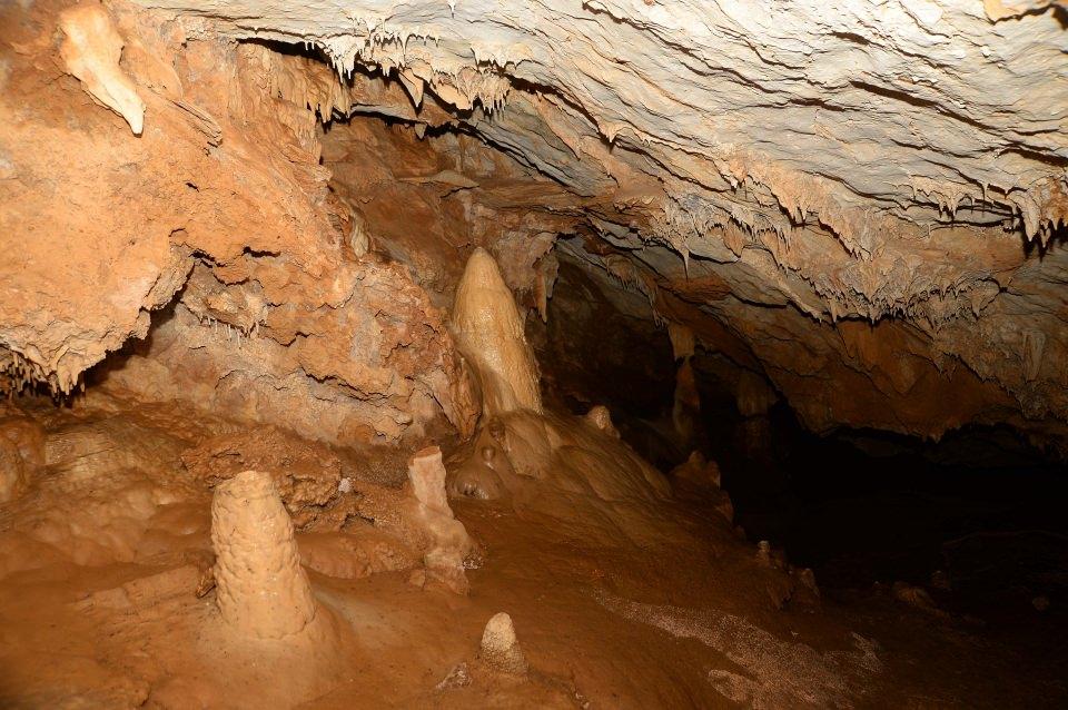 <p>Yöre halkı tarafından "Antor Mağarası" olarak adlandırılan büyük mağarada doğanın milyonlarca yıl sabırla işleyerek oluşturduğu damla ve akma taşlar, perde ve normal sarkıtlar, dikitler, sütunlar, mağara incileri ile damla taş havuzları gibi inanılmaz oluşumlar bulunuyor.</p>

<p> </p>
