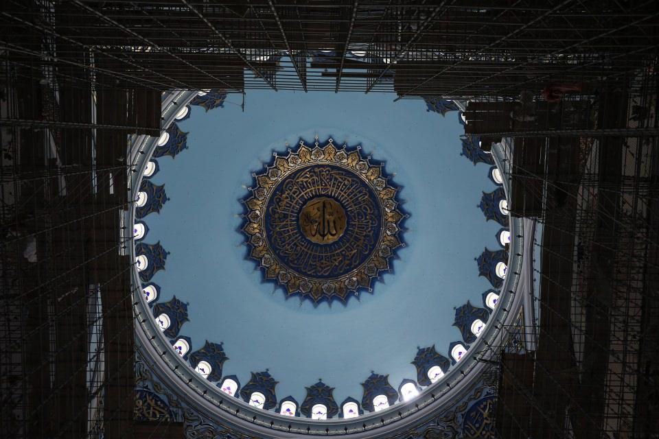 <p>Ergin Külünk, caminin zeminine döşenecek 17 bin metrekarelik turkuaz rengi halıların üretim çalışmalarının devam ettiğini sözlerine ekledi.</p>
<p> </p>