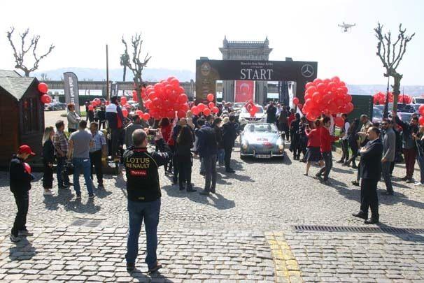 <p>İlk gününde İstanbul’un Avrupa yakasında, Çırağan Palace Kempinski İstanbul’dan başlayarak Boğaz hattını takip ederek Kilyos’a doğru uzanılan bir rota izleniyor. Ralliye katılan otomobiller sahil yolu boyunca ilerleyerek Kilyos’a ulaşacak; burada verilen öğle yemeği molasının ardından rallinin ilk günü Levent’te finish noktasında son bulacak.</p>
