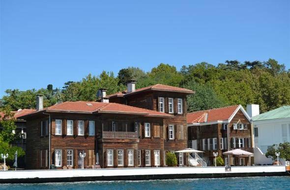 <p>Kendisine lisan-ı münasiple artık burada ikamet etmemesi söylenir. Mecburen bu isteğe uyar.</p>
<p>İstinye’deki bu yalıya da iki kere vapur çarptığı için selamlık binası yıkılmış, sonradan restore edilmiştir.</p>