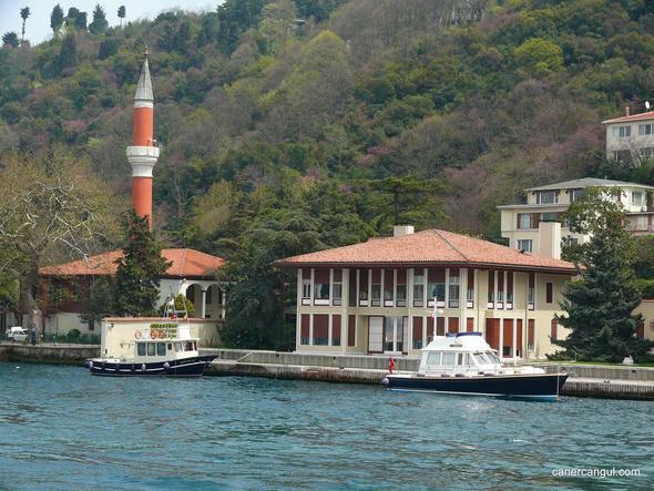 <p><strong>Yalı Camii: Vaniköy</strong></p>

<p>Avcı Mehmed olarak bilinen, Sultan IV. Mehmed’in saray imamı olan Vani Mehmed Efendi tarafından 17. yüzyılda yaptırılmış.</p>
