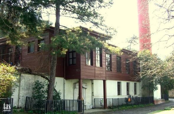 <p>Semtin ismi de buradan geliyor.</p>
<p>İstanbul’un en güzel yalı camilerinden biri ve 4 asırlık bir çınarın gölgesinde</p>