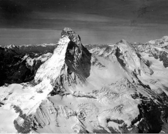 <p>İsviçre ve İtalya arasındaki sınırda bulunan Alpler'deki Matterhorn Dağı'nın 1960 yılının ağustos ayında çekilen bir fotoğrafı.</p>

<p> </p>
