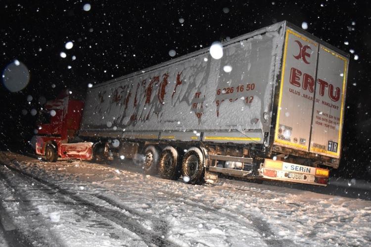 <p>Hanlar Geçidi’nde kar ve buzlanmadan dolayı kayarak yoldan çıkan bir araç ise refüje düştü. Kaza yapan sürücüye vatandaşlar yardımcı oldu.</p>
