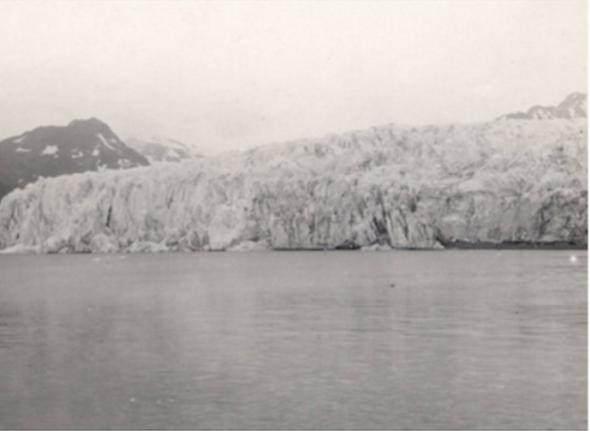 <p>Alaska'daki McCarty Buzulu'nun 1909 yılının temmuz ayında çekilen bir fotoğrafı.</p>

<p> </p>
