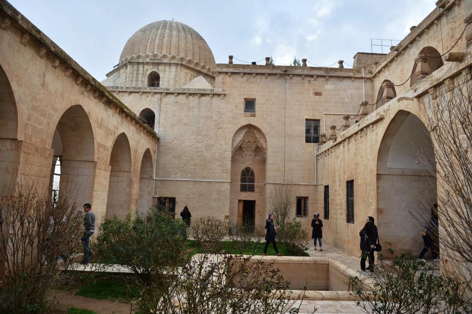 <p>İlgili kanun uyarınca 6 yıl önce "büyükşehir" statüsü kazanan Mardin, teşvik uygulamalarıyla da kısa zamanda büyük gelişme gösterdi. Geçen yıl 910 milyon dolarlık ihracat yapan Mardin, ülkenin un ve bulgur dış satımında ilk sırada yer almayı başardı. Son 15 yılda devletin 25 milyar lirayı aşan yatırımı sayesinde Mardin'in önü açıldı.</p>

<p> </p>
