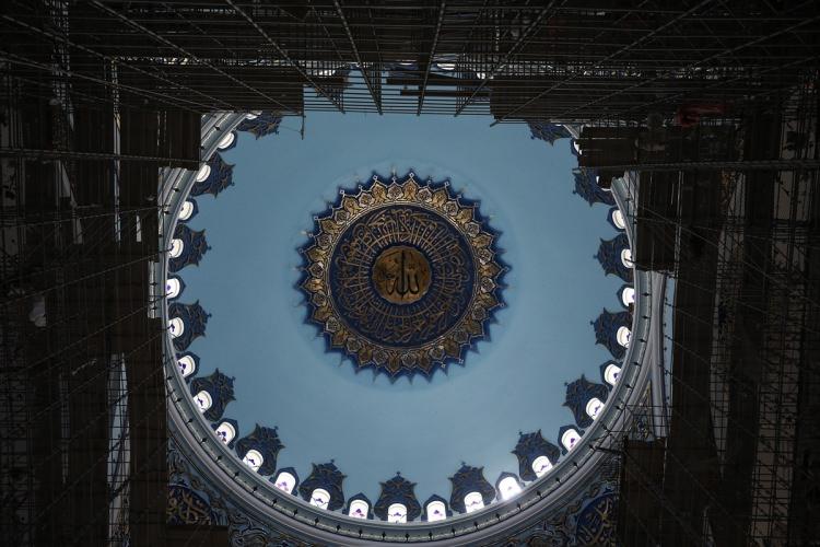 <p>Ana kubbenin üzerine 3 metre 12 santimetre genişliğinde, 7 metre 77 santimetre yüksekliğinde, <strong>4,5 ton ağırlığında alem </strong>yerleştirildi.</p>
<p>Nanoteknolojiyle renklendirilen ve 3 parçadan oluşan alem,<strong> dünyanın en büyük alemi </strong>olma özelliğini taşıyor.</p>