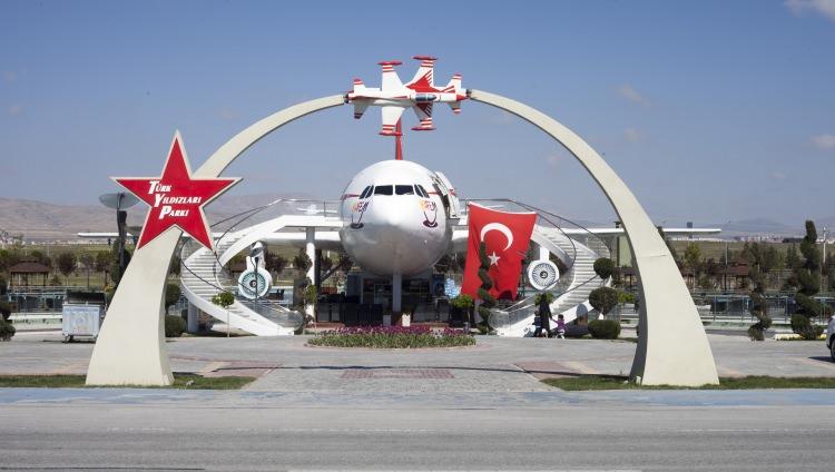 <p>Bu parkın tam karşısında ekibin şehit olan pilotu Ümit Özer adına da tam uçağının düştüğü, şehit olduğu yere ayrı bir park inşa edildi. Türk Yıldızları ve Konya'yı barındıran çok manalı bir tablo oluştu. Türk Yıldızları'nın başarısıyla gurur duyuyoruz. Dünyanın en önemli gösteri timi konumunda. SOLOTÜRK de Konya'da. Onun da merkezi Konya oldu."</p>
