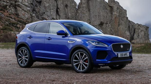 <p>Yenil-Pace ise 480kmlik menzili, 4,8 saniyede 100 km’ye ulaşan performansı, heyecan verici bir sürüş deneyimi ile bir elektrikli SUV. I-Pace'teki mıknatıslı senkron elektrikli motor 400 beygir güç üretiyor. </p>