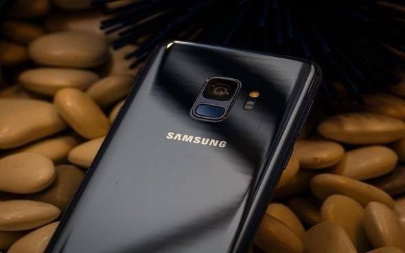 <p>Satışa sunduğu telefonlarla adından sıkça söz ettiren teknoloji devi Samsung'un yeni telefonu gün yüzüne çıktı. Ancak bu telefonu diğer telefonlarından ayıran çok önemli bir özelliği var!</p>

<p> </p>
