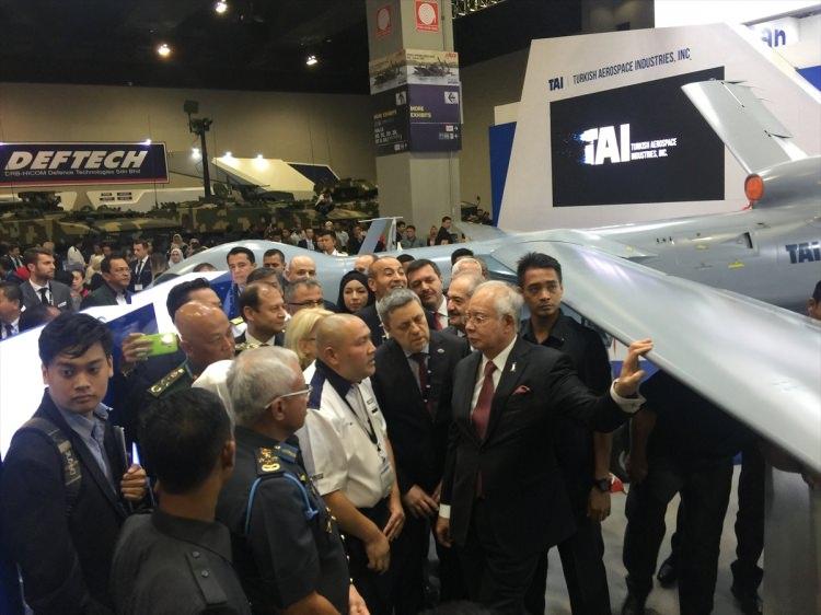<p>Malezya Savunma Bakanlığının ev sahipliğinde bu yıl 16'ncısı düzenlenen Asya Savunma Hizmetleri (DSA 2018) Fuarı, Kuala Lumpur'da başladı. <br />
<br />
Dev fuarda Türkiye'nin çift motorlu, 5. nesil savaş uçağı TF-X projesininin maketi de ortaya çıktı.</p>
