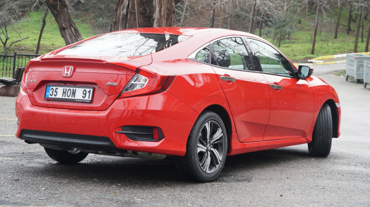 <p>1.5 İt 182 beygirlik motoru ile Türkiye’de üretilen en güçlü otomobil unvanına sahip Civic Sedan RS başta olmak üzere; 1.6 İt 125 beygir motorlu Civic Sedan Eco’ya ve 100 km’de 3.4 litre yakıt tüketen Civic Sedan Dizel’e bu avantajlarla sahip olunabilecek.</p>