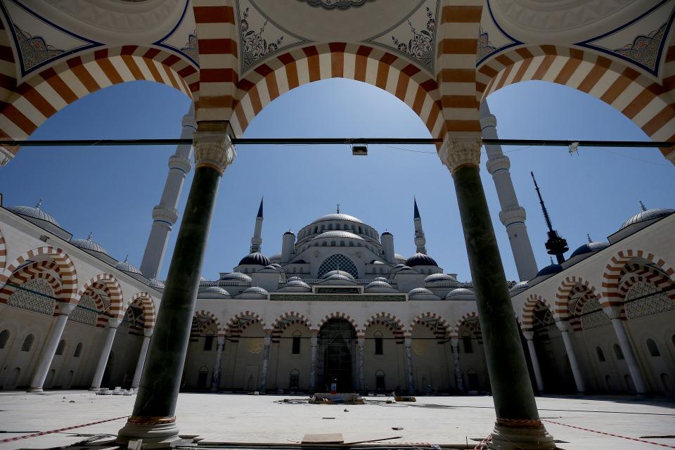 <p>Kubbenin iç yüzeyine, 16 Türk devletine ithafen Allah'ın isimlerinden 16'sı, Haşr Suresi'nin son iki ayetinden istifade edilerek yazıldı. </p>
<p> </p>