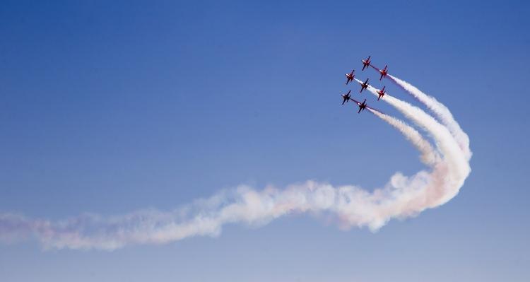 <p>2012 yılına kadar gösterilerini 8'li icra eden Türk Yıldızları, Hava Pilot Yüzbaşı Ümit Özer’in 13 Mart 2012 tarihinde eğitim uçuşu sırasında uçağının düşmesi üzerine şehit olmasının ardından uçuşlarını 6 ve 7'li sürdürüyor.</p>

<p> </p>
