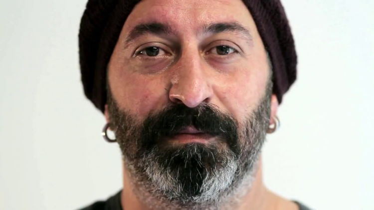 <p><strong>CEM YILMAZ</strong></p>
<p>Sahnede yer almasına 1 saat kala kulise giden Cem yılmaz,<strong> 'gürültü' </strong>istemedğini belirterek uyuyor ve gösteriye çıkacağı zaman uyanıyor. Bazı zamanlarda Cem Yılmaz'ın yüzünde yastık izi olduğu iddia ediliyor.</p>