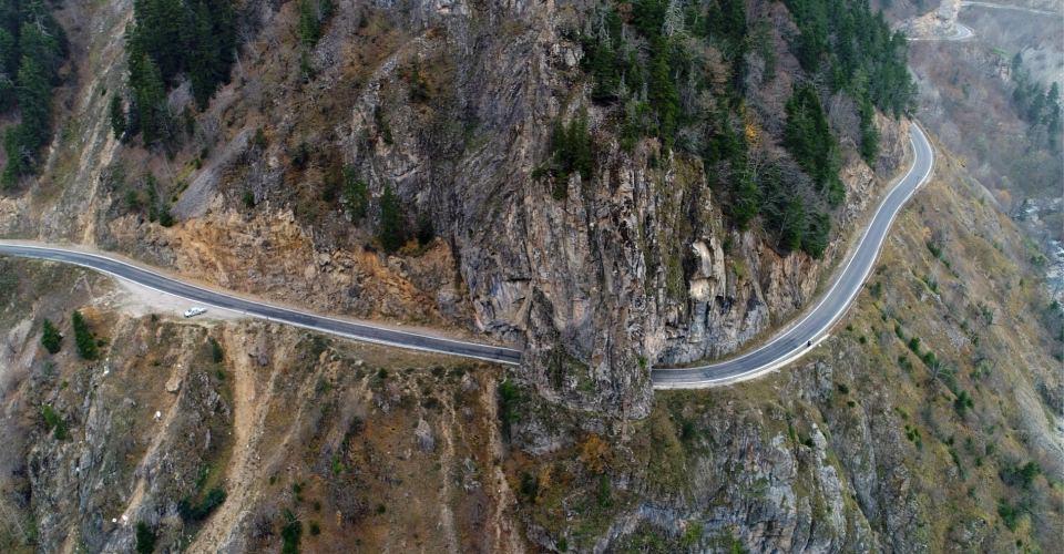 <p>Günümüzde Giresun-Sivas arasındaki ulaşımı sağlayan yolda bulunan 35  metrelik Halil Rıfat Paşa Tüneli, Dereli ilçesi sınırlarında sağlamlığını  koruyor.</p>
