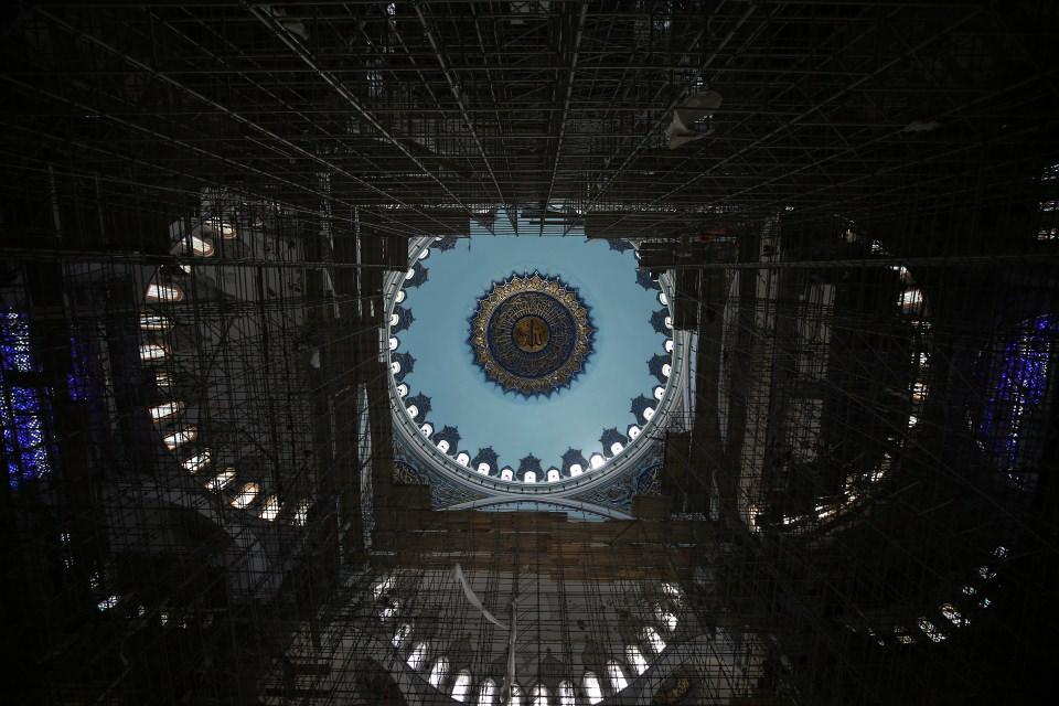 <p>Ergin Külünk, "Böyle büyüklükte bir minberin olması gayet doğal çünkü cami içinde aynı anda 25 bin kişi namaz kılacak. Hutbe veren imamın kitle ile olan görsel temasını sağlayabilmek için ve caminin büyüklüğünden çıkan oran dahilinde 21 metre yüksekliğinde minber hazırlanıyor." dedi.</p>
<p> </p>