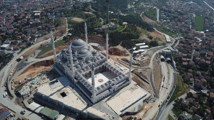 <p>Çamlıca Camii'nin, Üsküdar Sefa Tepesi'ndeki 57 bin 500 metrekarelik alanda devam eden inşaatı görüntülendi.</p>
