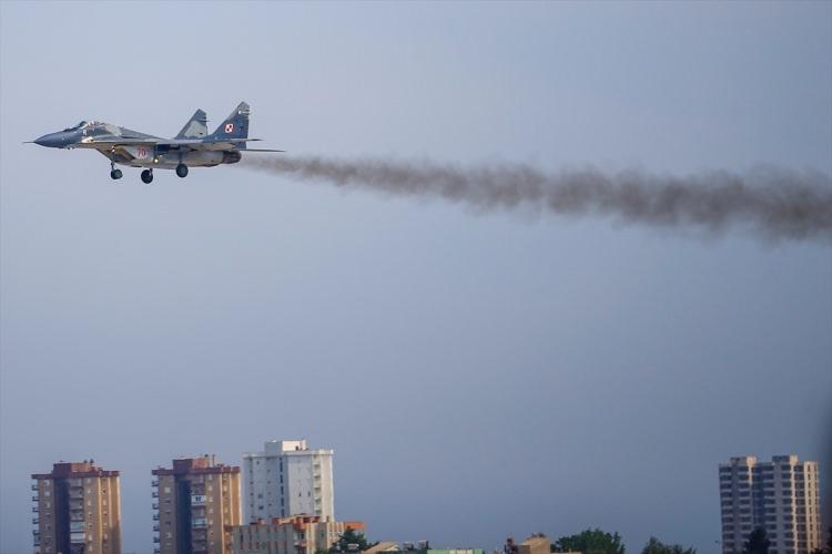 <p>Öğrenci girişinin 35, sivil girişinin 40 lira olarak belirlendiği fuarda, dünyanın en büyük 2'nci kargo uçağı Ukrayna'ya ait Antonov 124, İtalyan Leonardo Alenia C-27J Spartan, Polonya Hava Kuvvetleri'ne ait MIG 29 ve CASA C-295M, Çekya Hava Kuvvetleri'ne ait Gripen, Rusya'ya ait Sukhoi Superjet 100 (RRJ-95) gibi uçaklar ile yerli üretim ATAK helikopteri büyük ilgi çekti. Ziyaretçiler, uçaklara binebilmek için uzun kuyruklar oluşturdu.</p>