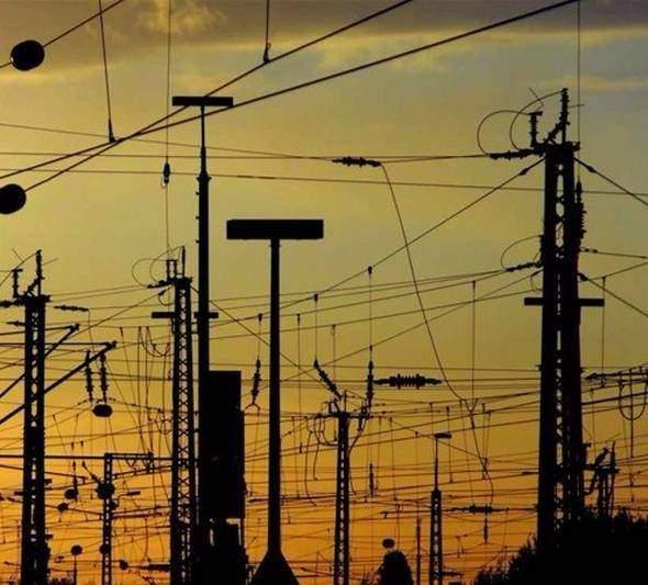 <p>Kopup yere düşen bir yüksek gerilim hattında yeteri çok yüksek elektirk varsa bastığınız yerden elektrik çarpılabilirsiniz.</p>
