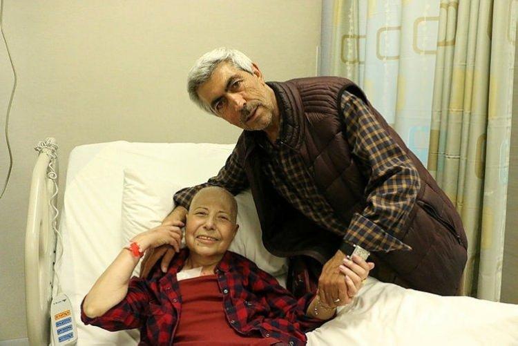 <p>Turan K&ouml;se'nin daha &ouml;nce akciğer rahatsızlığı nedeniyle ameliyat olduğunda hastanede bir ay boyunca başında Nebahat G&ouml;k&ccedil;e oldu.</p>

<p>G&ouml;ğs&uuml;ndeki farklılıklar &uuml;zerine 4 yıl &ouml;nce gittiği hastanede meme kanseri teşhisi konulan G&ouml;k&ccedil;e'ye de zor g&uuml;nlerinde eski eşi Turan K&ouml;se sahip &ccedil;ıktı. "Onun mutluluğu i&ccedil;in yapamayacağım şey yok" diyen K&ouml;se, hastane odasında kemoterapi tedavisi g&ouml;rmeye devam eden Nebahat G&ouml;k&ccedil;e ile nikah masasına oturdu.</p>
