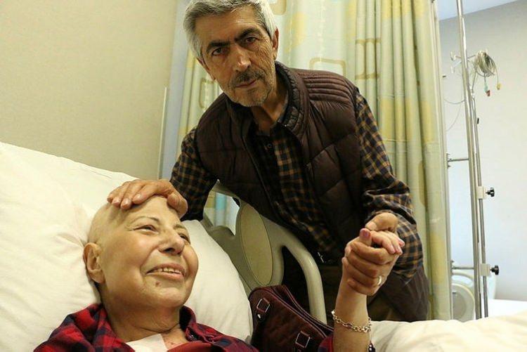 <p>Kanserin ardından v&uuml;cudunda &ccedil;eşitli rahatsızlıkların ortaya &ccedil;ıktığını anlatan K&ouml;se, &ouml;mr&uuml; hastanede ge&ccedil;se de elini hi&ccedil; bırakmayan eşinin bir g&uuml;l&uuml;msemesiyle moral bulduğunu dile getirdi. Eşiyle t&uuml;m sorunların &uuml;stesinden geleceğine inandığını anlatan K&ouml;se, ş&ouml;yle konuştu:</p>
