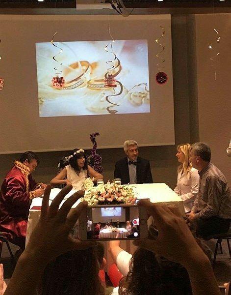 <p>Hastanenin Onkoloji Uzmanı Do&ccedil;. Dr. Ayşeg&uuml;l Kargı ise meme kanseri tedavisi g&ouml;ren Nebahat K&ouml;se'nin sağlık durumunu yakından takip ettiklerini ve hastayı hayatta tutmak i&ccedil;in ellerinden geleni yaptıklarını s&ouml;yledi. Hastanede ger&ccedil;ekleştirilen nikahın hem K&ouml;se &ccedil;iftine hem de personel i&ccedil;in moral olduğunu belirten Kargı, "Nebahat Hanım'ın hastanemizde &ccedil;ok seveni var. Kendisi gibi hastanedeki herkes nikah nedeniyle &ccedil;ok mutlu oldu." dedi.</p>

<p>K&ouml;se &ccedil;iftinin yaşadığı mahallenin muhtarı Alkan Altun da &ccedil;iftin sevgilerini herkese &ouml;rnek g&ouml;sterdiklerini ve katıldıkları nikahın kendilerini de &ccedil;ok mutlu ettiğini dile getirdi.</p>
