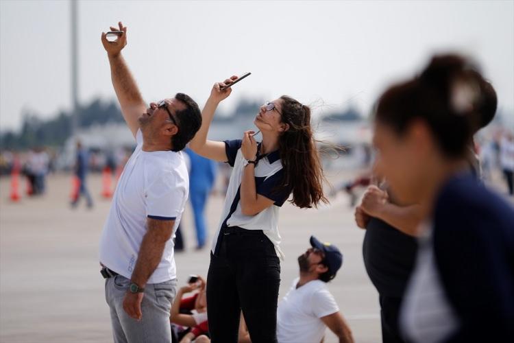 <p>Cumhurbaşkanlığı himayesinde Antalya Havalimanı'nda 25 Nisan'da başlayan havacılık fuarı Eurasia Airshow, halk günü kapsamında bugün kapılarını vatandaşlara açtı. Bilet karşılığında dev uçakları görme şansı yakalayan vatandaşlar, alana girebilmek için araçlarıyla uzun kuyruklar oluşturdu.</p>