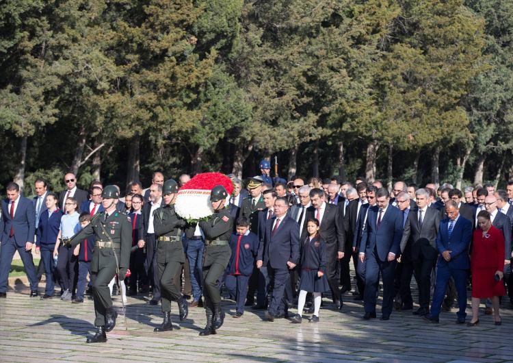 <p><strong><span style="color:#FFFF00"><em>23 Nisan Türkiye ve dünyada coşkuyla kutlandı</em></span></strong></p>
<p>Milli Eğitim Bakanı İsmet Yılmaz başkanlığındaki heyet 23 Nisan Ulusal Egemenlik ve Çocuk Bayramı nedeni ile Anıtkabir'i ziyaret etti.</p>
<p> </p>