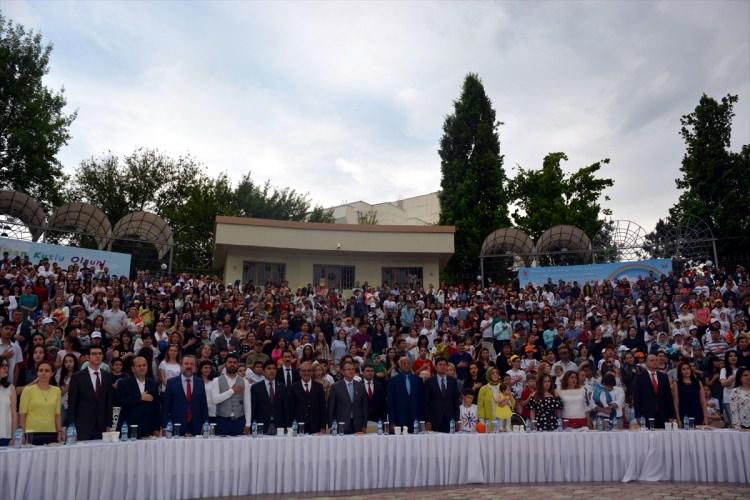 <p>Özbekistan'da Taşkent Türk Okulu ve Taşkent Büyükelçiliği tarafından Türkistan Sarayı'nda, 23 Nisan Ulusal Egemenlik ve Çocuk Bayramı, farklı ülkelerden çok sayıda çocuğun katılımıyla bu yıl ilk kez uluslararası festival olarak kutlandı. Festivale, Türk Okulunun yanı sıra Taşkent'teki Güney Kore, İran ve İngiliz okulları ile Müzik ve Sanat Okulu öğrencileri, Türk Milli Kültür Merkezi ve Azerbaycan Kültür Merkezinin çocuk halk oyunları ekipleri katıldı.</p>