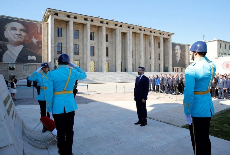 <p>23 Nisan Ulusal Egemenlik ve Çocuk Bayramı dolayısıyla Diyarbakır'da görevlendirme yapılan merkez Yenişehir Belediyesince etkinlik düzenlendi. Çeşitli dans ve halk oyunları gösterileri, halat çekme yarışmasının yapıldığı programda, çocuklara kek ve meyve suyu ikram edildi.</p>
