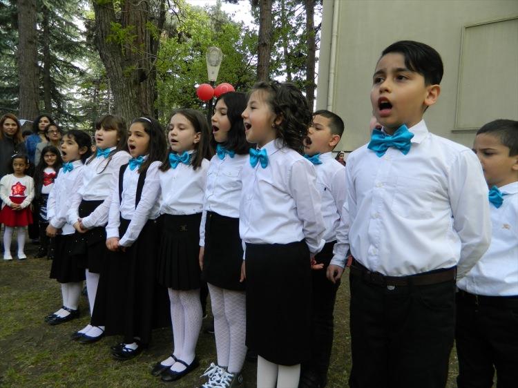 <p>Gürcistan'ın başkenti Tiflis'te 23 Nisan Ulusal Egemenlik ve Çocuk Bayramı kutlandı. Türkiye'nin Tiflis Büyükelçiliği bahçesinde düzenlenen programda Türkiye Maarif Vakfının (TMV) Tiflis okulu öğrencileri şarkı söyledi.</p>

