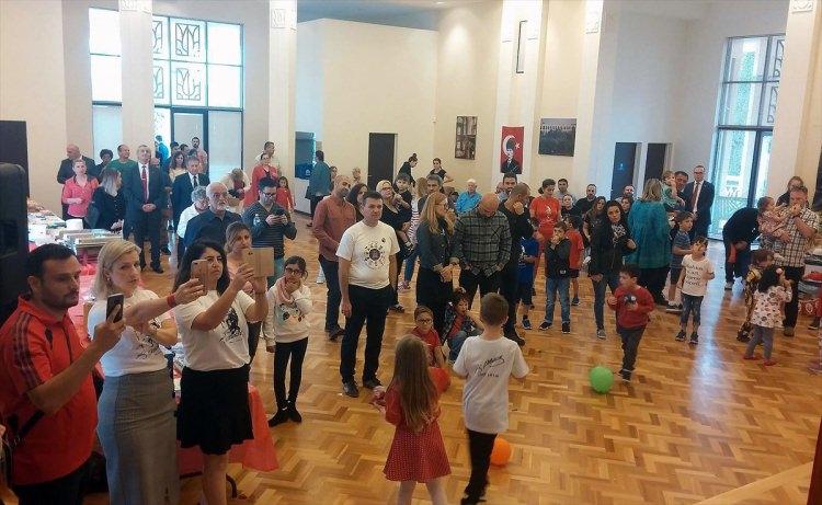 <p>Avustralya’nın başkenti Canberra’da 23 Nisan Ulusal Egemenlik ve Çocuk Bayramı, büyükelçilik yerleşkesinde düzenlenen törenlerle kutlandı.</p>