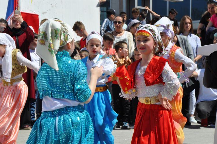 <p>Sırbistan'da Boşnak nüfusun yoğun yaşadığı Sancak bölgesine bağlı Tutin şehrinde, 23 Nisan Ulusal Egemenlik ve Çocuk Bayramı vesilesiyle "Balkanlarda 23 Nisan" etkinliği düzenlendi. Etkinlik kapsamında, folklor gösterisi düzenlendi.</p>