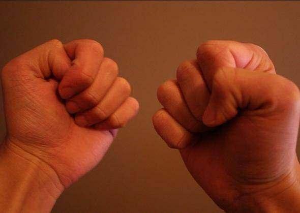 <p>Eğer bir kelimeyi hatırlamakta zorlanıyorsanız yumruğunuzu sıkın. Bu beyin aktivitenizin artmasına ve hafızanızı geliştirmeye yardımcı olur.</p>
<p> </p>