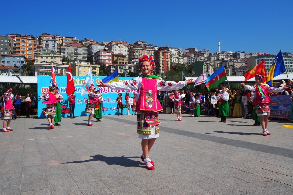 <p>İstanbul Büyükşehir Belediyesi Kültür AŞ tarafından 23 Nisan Ulusal Egemenlik ve Çocuk Bayramı haftasında gerçekleştirilen “9. Miniatürk Uluslararası Çocuk Halk Oyunları Gösterisi”nde İstanbul’dan dünyaya barış mesajları iletti.</p>
