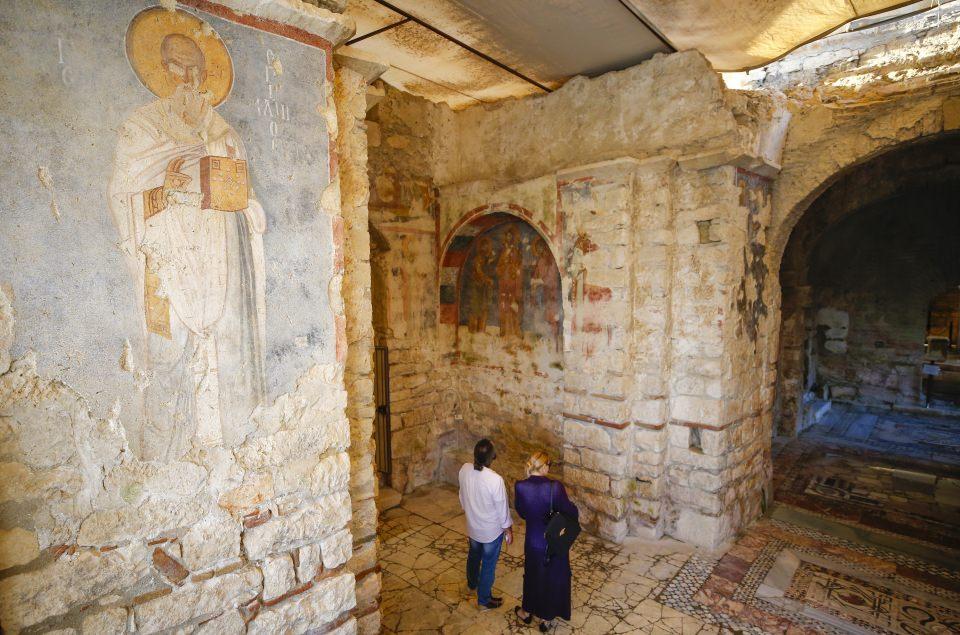 <p><strong>Olympos</strong></p>
<p>Myra'dan yola çıkan gezginler Olympos'a ulaşıyor. Romalı kumandan Servilius Isauricus'un bölgeyi ele geçirdiği döneme kadar "korsan yatağı" olarak bilinen Likya'nın önemli liman kentlerinden biri olan Olympos'ta, Helenistik, Roma ve Bizans dönemi kalıntılarını yakından inceleme fırsatı bulan gezginler, şehrin birkaç kilometre güneybatısındaki Çakaltepe'nin güney yamacında sürekli alev çıkan Yanartaş'ı görme imkanı da buluyor.</p>