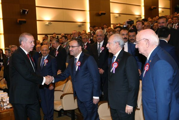 <p>Cumhurbaşkanı Recep Tayyip Erdoğan, Anayasa Mahkemesi Yüce Divan Salonu'nda düzenlenen Anayasa Mahkemesinin 56. Kuruluş Yıl Dönümü Töreni'ne katıldı. Salonda ilgiyle karşılanan Erdoğan'ın tokalaştığı isimler arasında CHP Genel Başkanı Kemal Kılıçdaroğlu da vardı.</p>

<p> </p>
