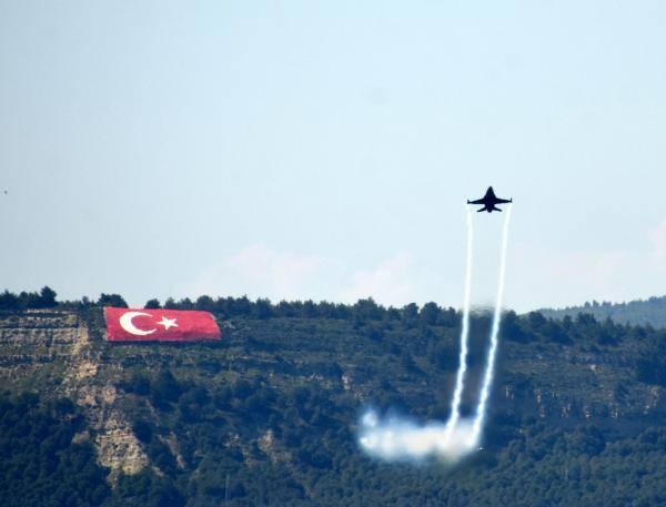 <p>Türk Hava Kuvvetleri gösteri takımının F-16 savaş uçağıyla hava akrobasisi sunan SOLOTÜRK, 23 Nisan Ulusal Egemenlik ve Çocuk Bayramı nedeniyle bugün Çanakkale Boğazı semalarında çocuklar için gösteri uçuşu gerçekleştirdi.</p>

<p> </p>
