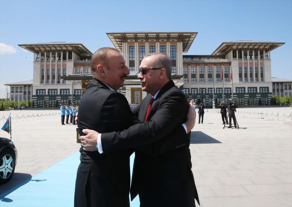 <p> Törende, tarihte kurulan 16 Türk devletini temsil eden bayraklar ve  askerler de yer aldı.  Törende, bando takımı tarafından ilk kez "Can Azerbaycan" şarkısı da  çalındı. </p>
